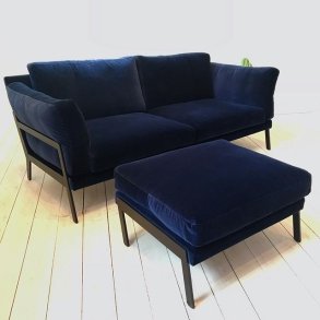 Koddi - 2,5 pers sofa + Puff - Sort pulver lakeret stel 
